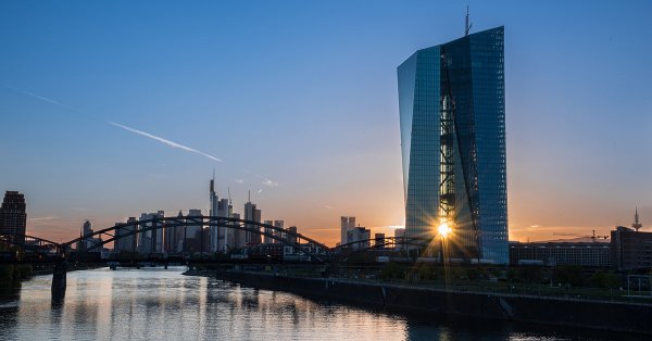 ECB verhoogt rente en verlaagt de raming van de groei